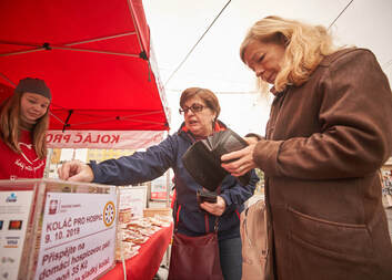 Sladký rekord na pomoc nevyléčitelně nemocným – sbírka Koláč pro hospic vynesla přes milion korun