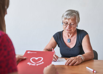 Dobrovolníci v Brně vezmou osamělé lidi do divadla nebo na procházku