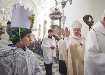 Tříkráloví koledníci zvoní u dveří po celém kraji. Koledují na koncertech, náměstích nebo rozhledně