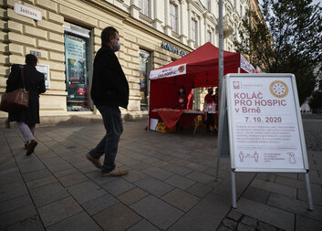 Výtěžek sbírky Koláč pro hospic vzrostl ke konci října o 30 800 korun díky online dárcům