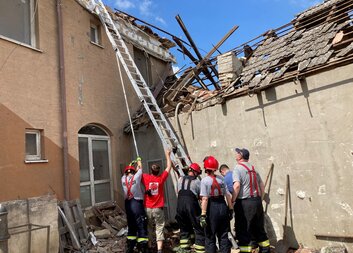 Tornádem zničená obec Lužice zažívá vlnu solidarity. Díky za vaše dary