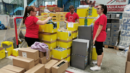 Dobrovolníci připravují do oblastí zasažených tornádem balíčky s potravinami a hygienou