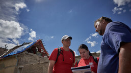 Celkem 785 domácnostem zničeným tornádem na Břeclavsku a Hodonínsku už Charita rozdělila 114 770 000