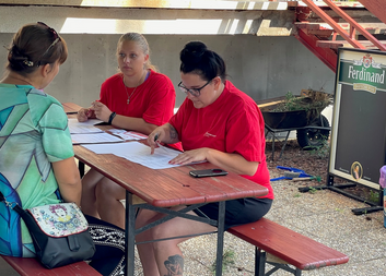 Charita předala rodinám po tornádu další peníze ze sbírky