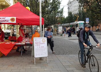 Sbírku Koláč pro hospic pořádá Charita 6. října v centrech měst