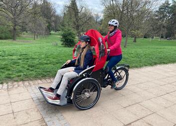 Charita na tradičním DOBROpikniku pokřtí unikátní cyklorikšu