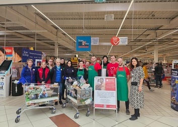 Češi umějí pomáhat potřebným. V sobotní Sbírce potravin lidé darovali takřka 14 tun zboží