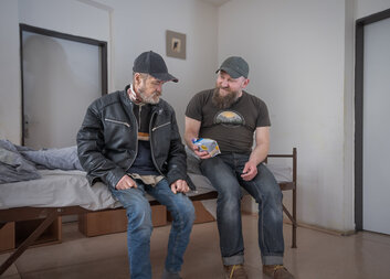 Podporujeme lidi bez domova na cestě zpět k důstojnému životu