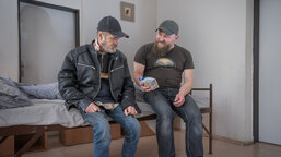 Podporujeme lidi bez domova na cestě zpět k důstojnému životu